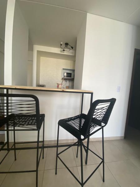 una cocina con 2 sillas negras y una mesa en ARKA Classy Apartments en Buenos Aires