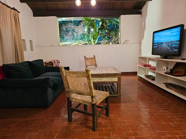 sala de estar con sofá, mesa y TV en Lo de Leo en Salta