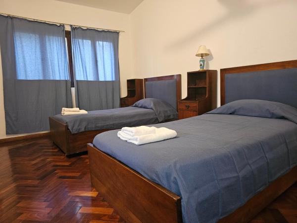 1 dormitorio con 2 camas y toallas. en Lo de Leo en Salta