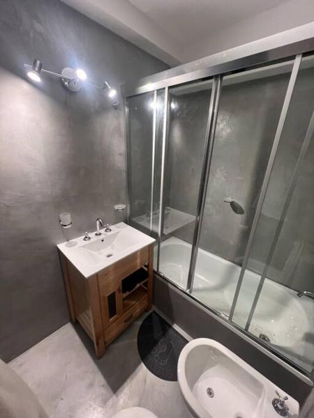 y baño con lavabo, ducha y bañera. en Departamento privado Palermo 3 en Buenos Aires