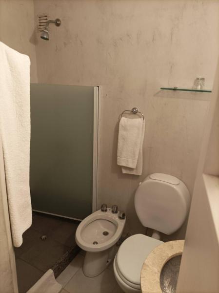 Baño pequeño con aseo y lavamanos en Hotel Internacional en Mendoza