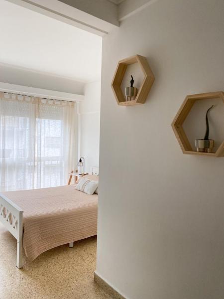 Habitación blanca con cama y ventana en Alojamiento Calma en Mar del Plata