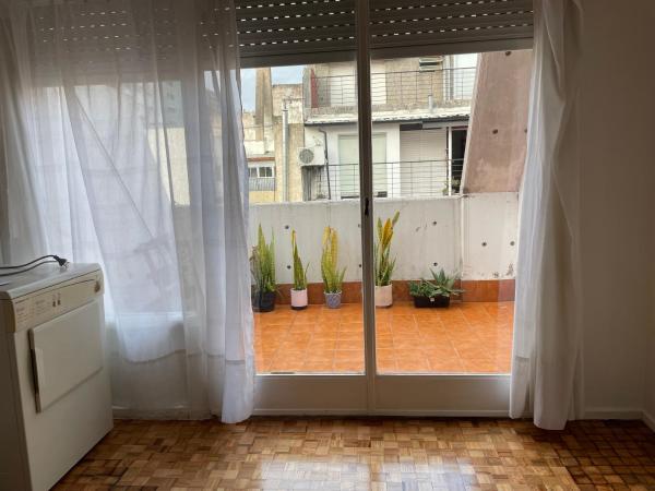 Habitación con puerta corredera de cristal y patio. en Depto cómodo en Pleno Centro Porteño en Buenos Aires