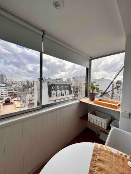 Habitación con ventana y vistas a la ciudad. en Excelente apartamento en zona centrica de Bs As en Buenos Aires