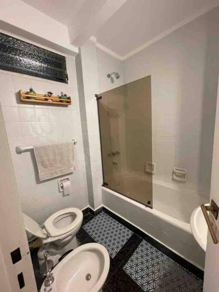 y baño con 2 aseos, ducha y lavamanos. en Excelente apartamento en zona centrica de Bs As en Buenos Aires
