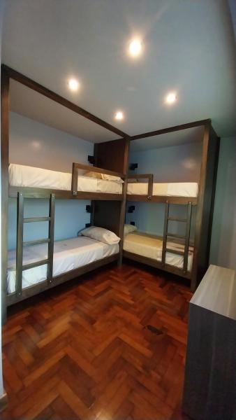 2 literas en una habitación con suelo de madera en Dallas Hotel -Motel- en Buenos Aires