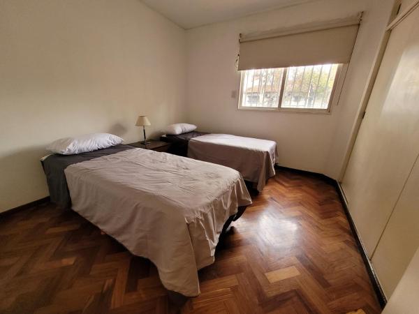 Habitación con 2 camas y ventana en Dpto. 25 de Mayo y Las Heras en Mendoza