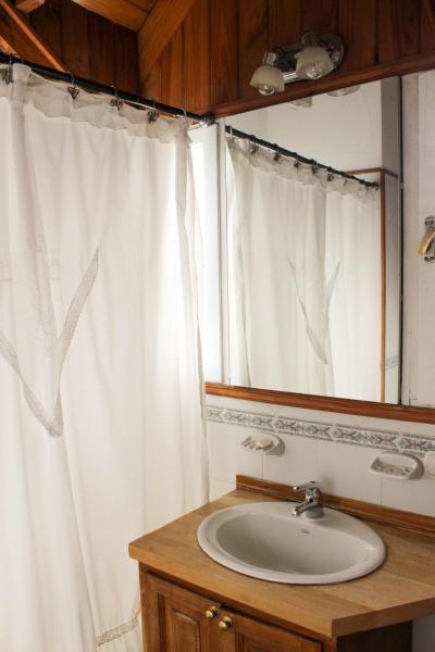 y baño con lavabo y espejo. en Complejo Ciprés en San Martín de los Andes