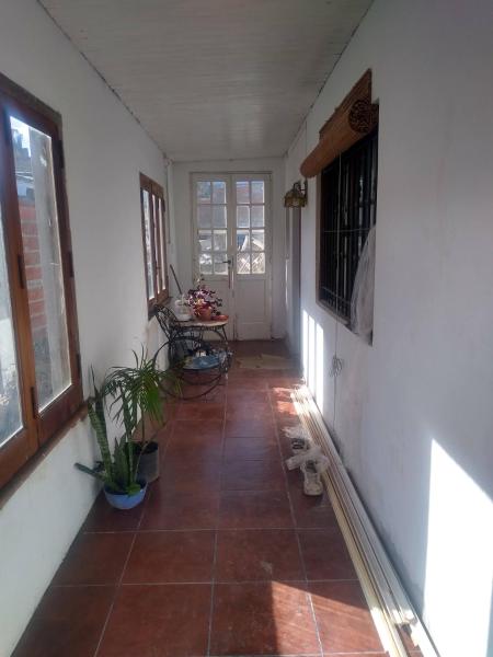 un pasillo de una casa con suelo de baldosa en La casita de Armi en Gualeguaychú