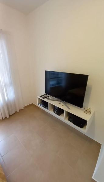 sala de estar con Tv LED en un estante en 9 De Julio 345 en Puerto Madryn