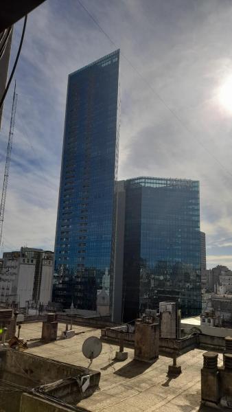 un edificio alto de cristal en una ciudad en Belle Pacific Microcentro en Buenos Aires