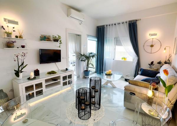 sala de estar con sofá y TV en Skol 438 Super One-bedroom Apartment with Sea Views, en Marbella