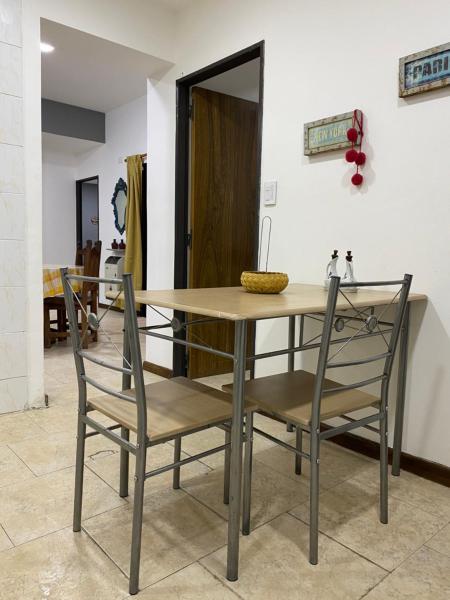 una mesa de madera y sillas en una habitación en Excelente y amplio dpto 3 dormitorios c cochera privada en Mendoza