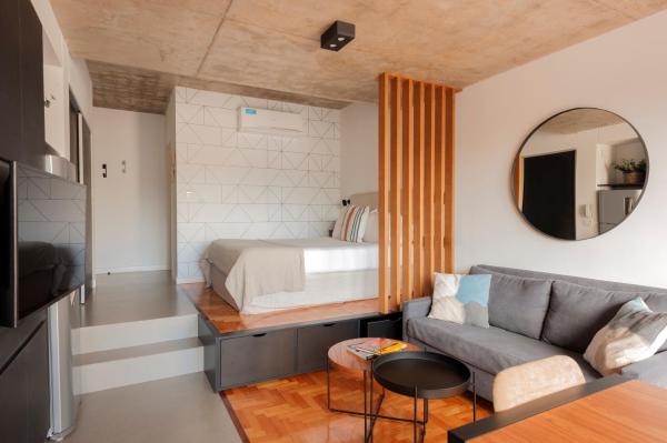 Habitación pequeña con cama y sofá en Disfrutá Palermo Hollywood en este Depto Único - 2B - en Buenos Aires