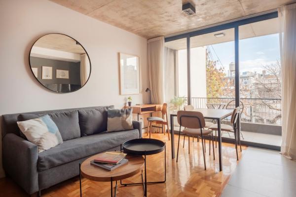 sala de estar con sofá y mesa en Disfrutá Palermo Hollywood en este Depto Único - 2B - en Buenos Aires