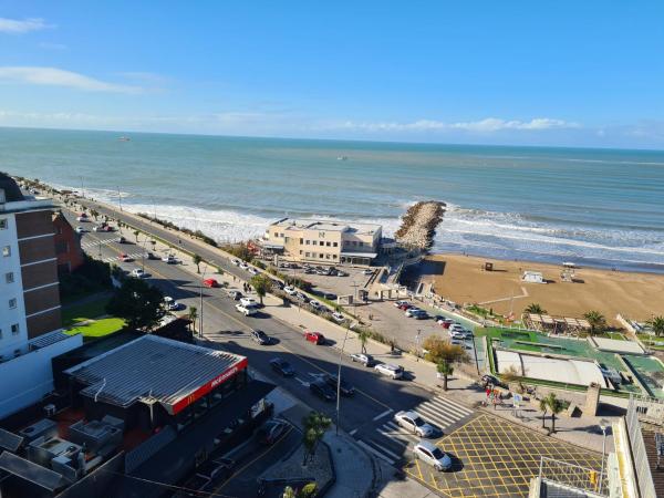una vista aérea de la playa y del océano en Espectacular Departamento Premium en Playa Grande frente al mar en Mar del Plata