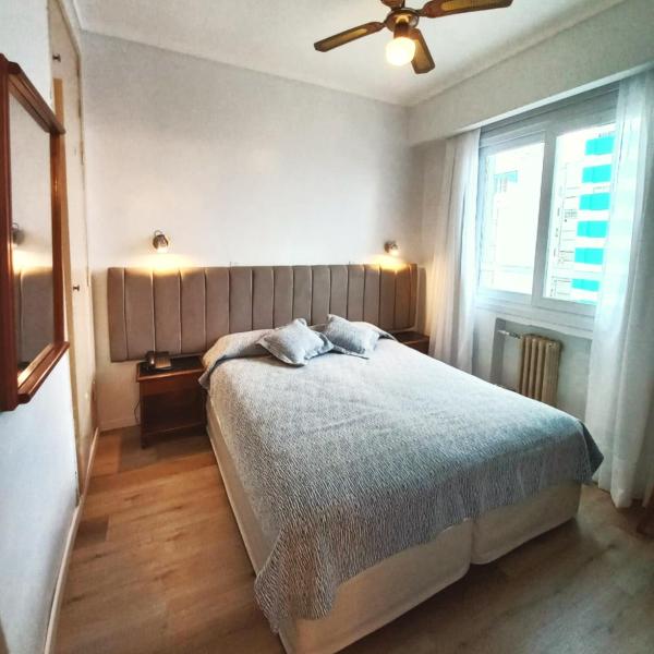 1 dormitorio con 1 cama y ventilador de techo en Hotel King's en Mar del Plata