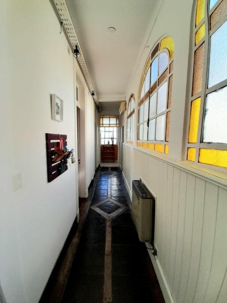 un pasillo vacío de un edificio con ventanas y un pasillo sidx sidx en Arrabalera en Buenos Aires