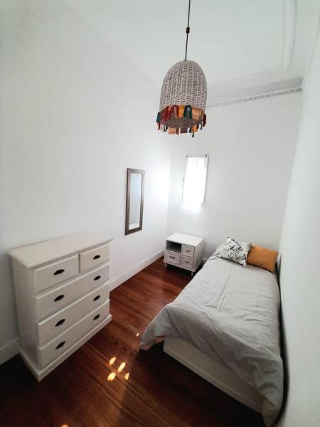 1 dormitorio con 1 cama y vestidor blanco en Arrabalera en Buenos Aires