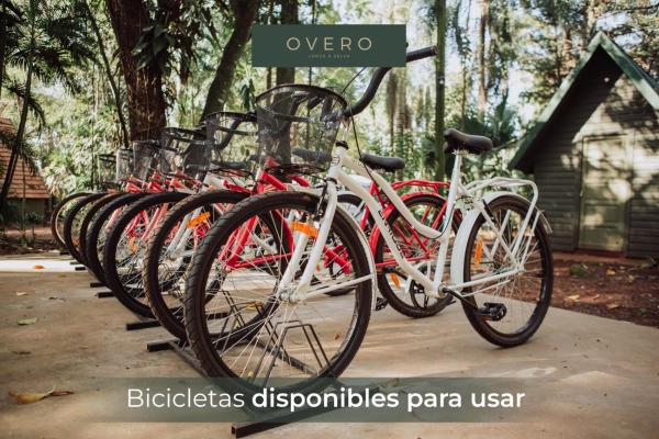 Una fila de bicicletas estacionadas una al lado de la otra. en Overo Lodge & Selva en Puerto Iguazú