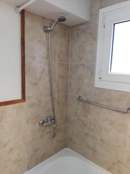 y baño con ducha y ventana. en Alegra Centro en San Martín de los Andes