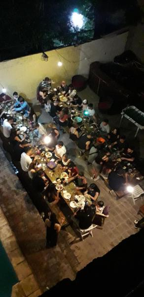 un gran grupo de personas sentadas en mesas en una habitación en Hostel Int Mendoza en Mendoza