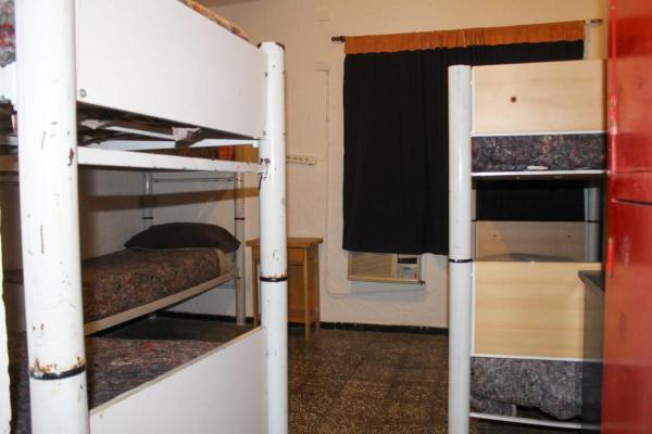 1 dormitorio con 2 literas en una habitación en Hostel Int Mendoza en Mendoza