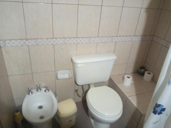 Baño pequeño con aseo y lavamanos en Casita de mis viejos en Mendoza