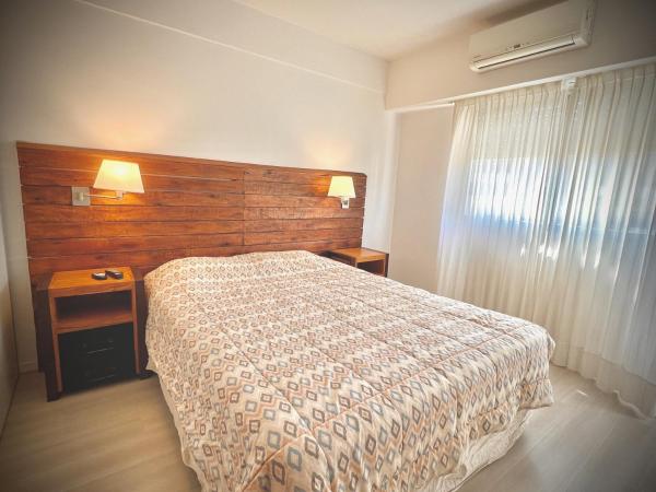 1 dormitorio con cama y cabecero de madera en Fantastic Apartment Step From Plaza San Martin PS1 by Apartments Bariloche en Buenos Aires