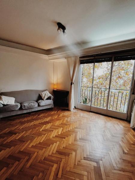 sala de estar con sofá y suelo de madera en DEPARTAMENTO EN BA! en Buenos Aires