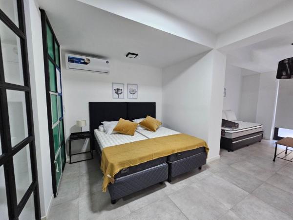 1 dormitorio con 1 cama en una habitación con piano en Departamento de categoría en Salta Capital en Salta