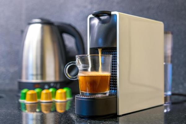 una cafetera sentada en un mostrador con una taza de café en Deluxe Apartments in Palermo en Buenos Aires