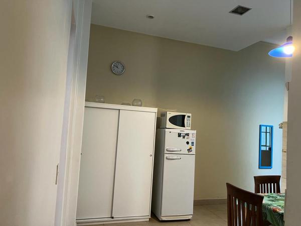 cocina con refrigerador blanca y fogones en Departamento 2 dormitorios amplio Downtown Cochera opcional en Buenos Aires