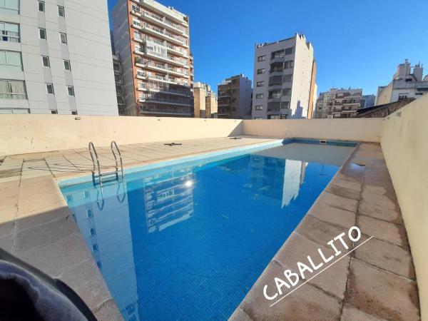 una piscina en la azotea de un edificio en Departamento acogedor. en Buenos Aires