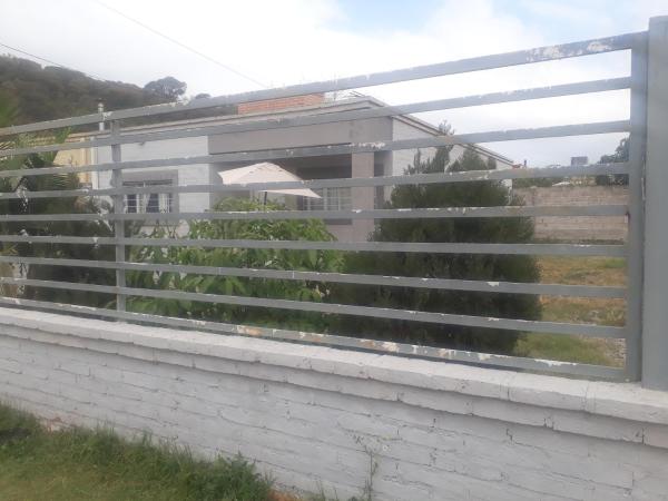una valla con plantas en la parte superior de un edificio en CASA EN REYES JUJUY en San Salvador de Jujuy