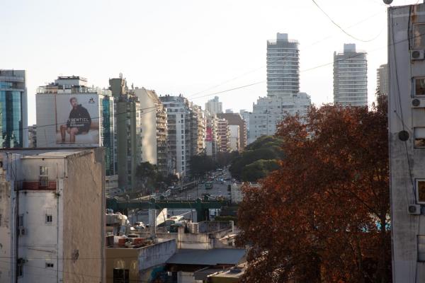 vistas a una ciudad con edificios altos en Dos ambientes en Palermo (La Rural) en Buenos Aires