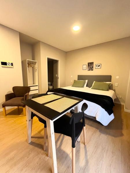 1 dormitorio con 1 cama, 1 mesa y 1 silla en 6A Monoambiente capital, amplio, luminoso y acogedor en Buenos Aires