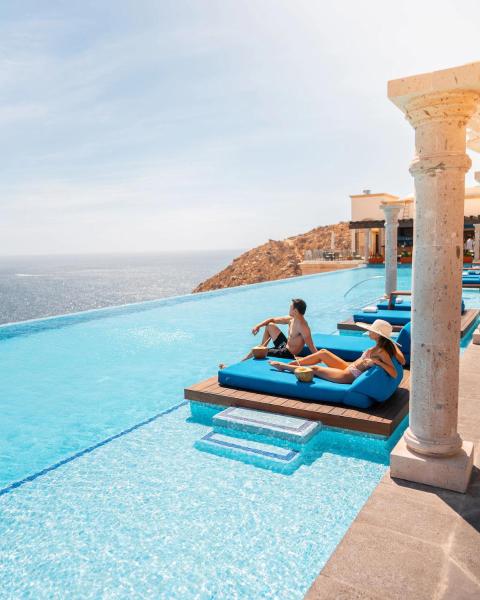 un grupo de personas sentadas sobre inflables en una piscina en Beautiful & Spacious 2BR with Terrace - Cabo, en Cabo San Lucas