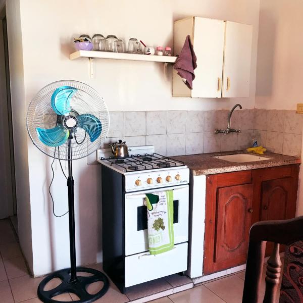 cocina con ventilador junto a fogones en Alojamiento Gonzalez Paz en Puerto Madryn