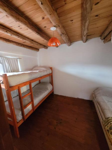 1 dormitorio con 2 literas en una habitación en Plaza San Fernando en San Martín de los Andes