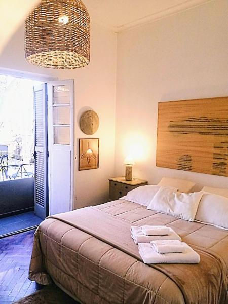 Un dormitorio con una cama con una toalla. en CASA ARISTIDES en Mendoza