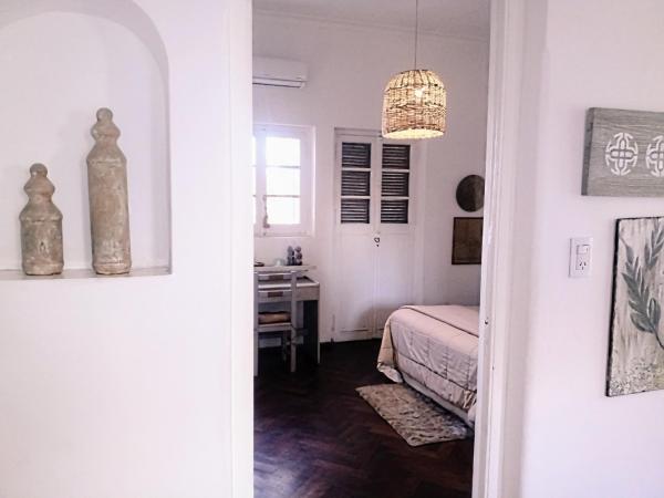 1 dormitorio con 1 cama y escritorio en una habitación en CASA ARISTIDES en Mendoza