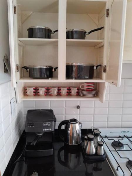 cocina con ollas y sartenes en una estufa en Bio Apart en San Salvador de Jujuy