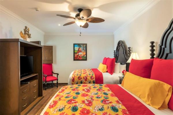 1 dormitorio con 2 camas y ventilador de techo en Beautiful & spacious 3 BR with plunge pool - Cabo, en Cabo San Lucas
