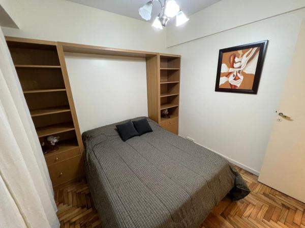 1 dormitorio con cama y armario en Departamento Dos habitaciones en Belgrano Excelente ubicación en Buenos Aires