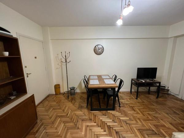 comedor con mesa y escritorio en Departamento Dos habitaciones en Belgrano Excelente ubicación en Buenos Aires