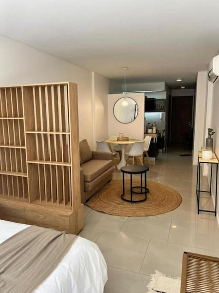 Habitación de hotel con cama y sala de estar. en Beautiful brand new Studio in Palermo Soho GUE en Buenos Aires