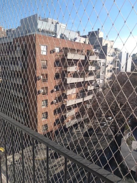 una valla de cadena delante de algunos edificios en Depto. 2 ambientes luminoso Villa Crespo - cerca del Movistar Arena en Buenos Aires