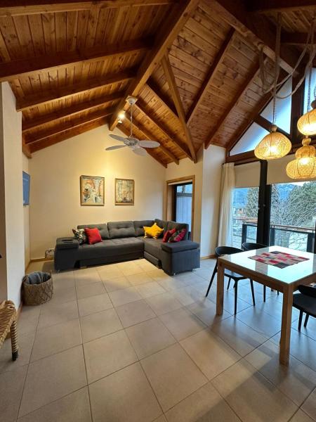 sala de estar con sofá y mesa en TERRAZAS DEL MASCARDI - LUXURY APARTMENT - INMEJORABLE UBICACION en San Martín de los Andes