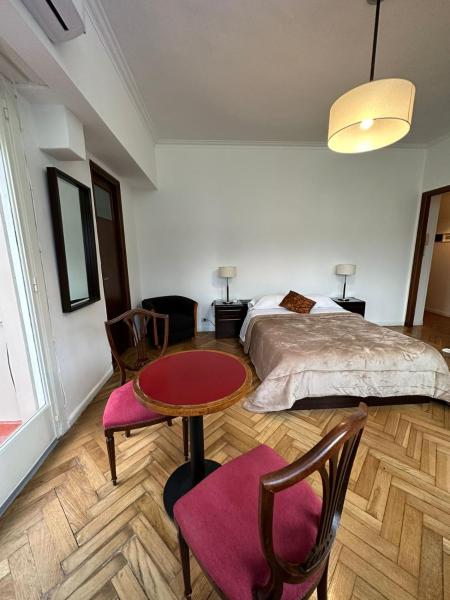 1 dormitorio con 1 cama, mesa y sillas en Departamento Monoambiente en Microcentro Buenos Aires Obelisco en Buenos Aires